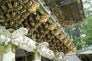 Wikipediaより：日光東照宮　陽明門 初層背面軒見上げ　